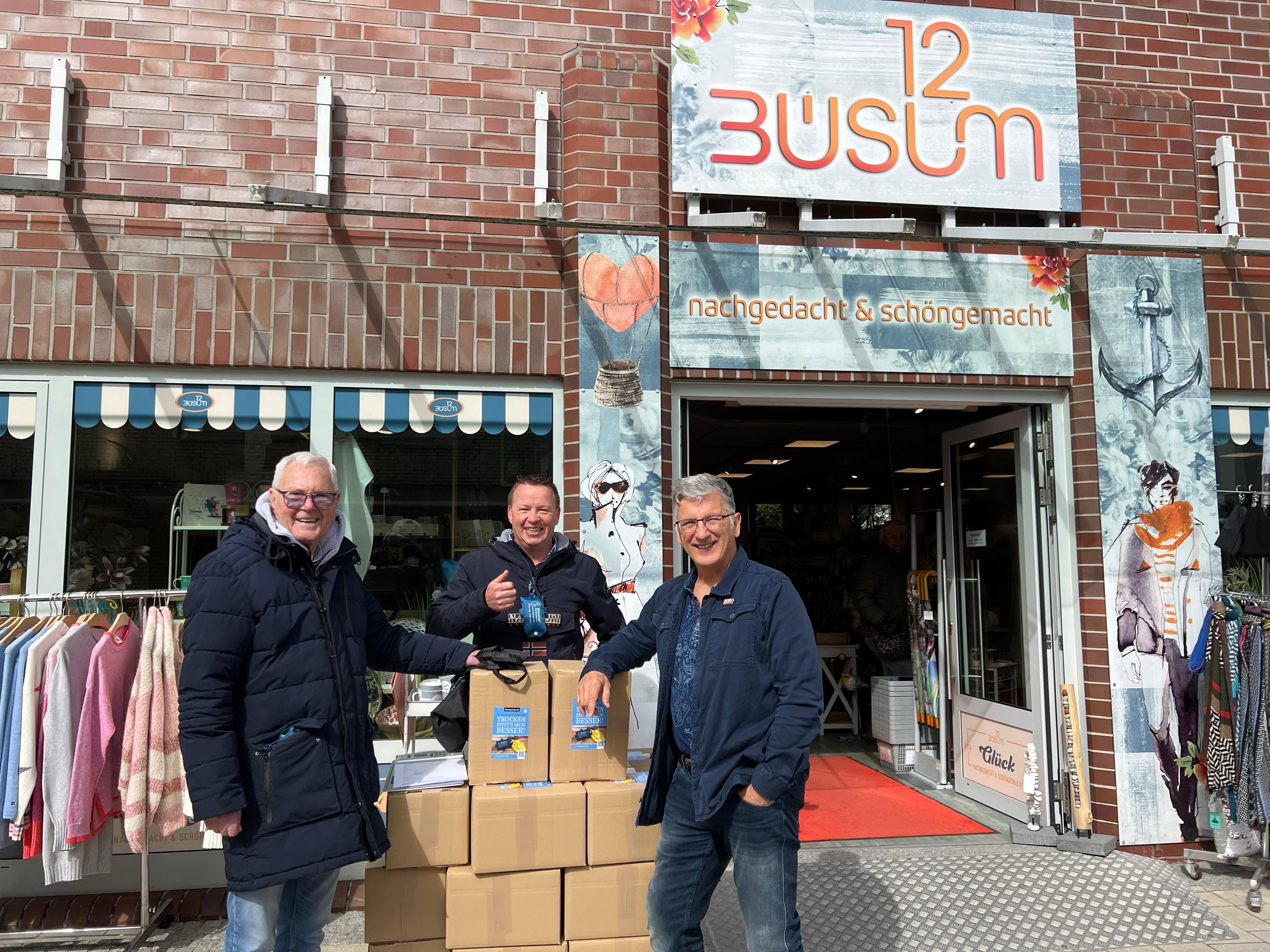Übergabe der Bankquischer-Lieferung vor dem Büsum12 Laden